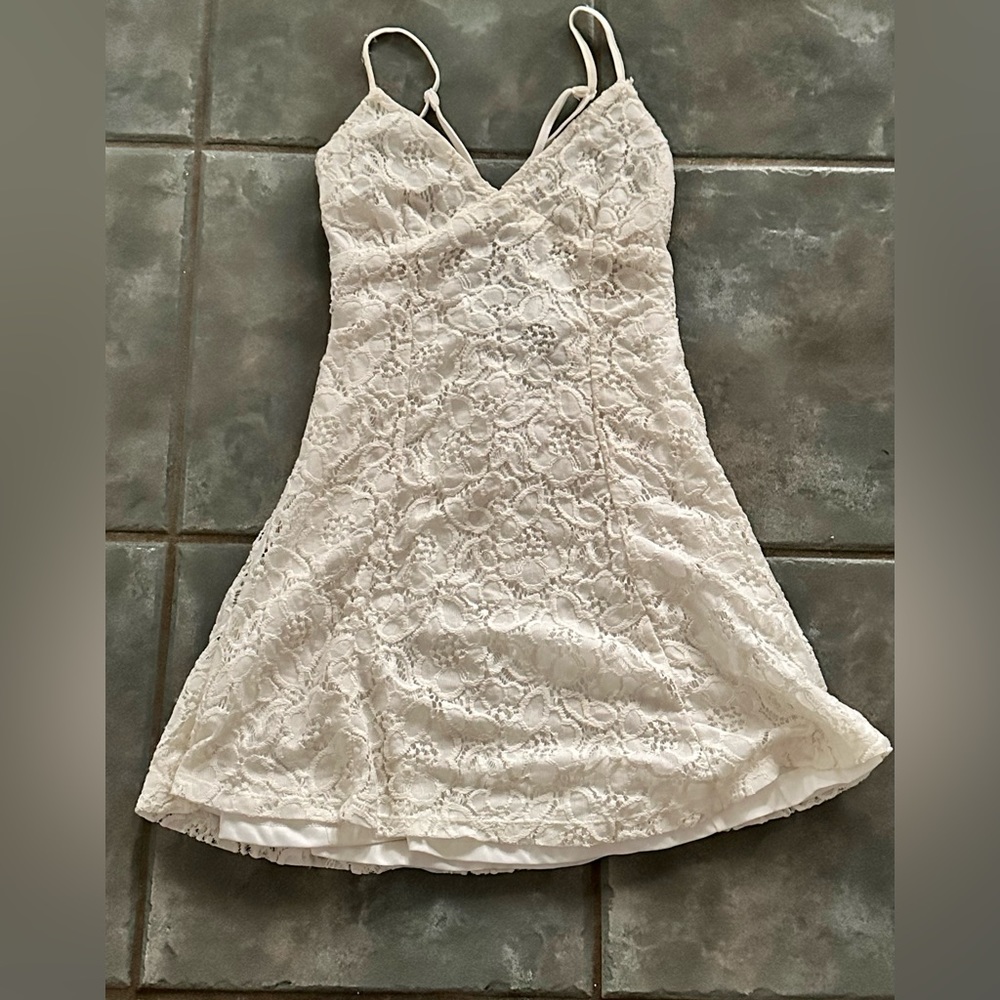 Offwhite stretchy lace short dress